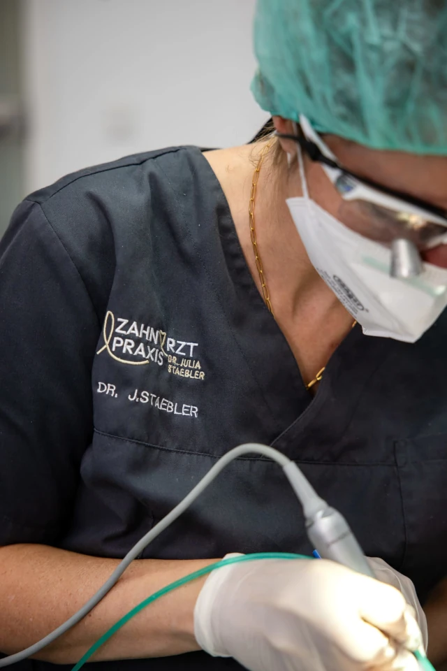 Arzt bei der Behandlung