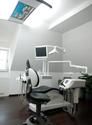 Behandlungsstuhl seitlich